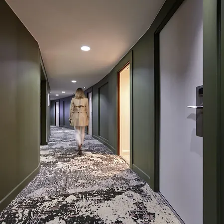 Otel Mercure Paris La Defense 4*