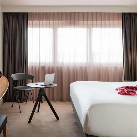 מלון Mercure Paris La Defense